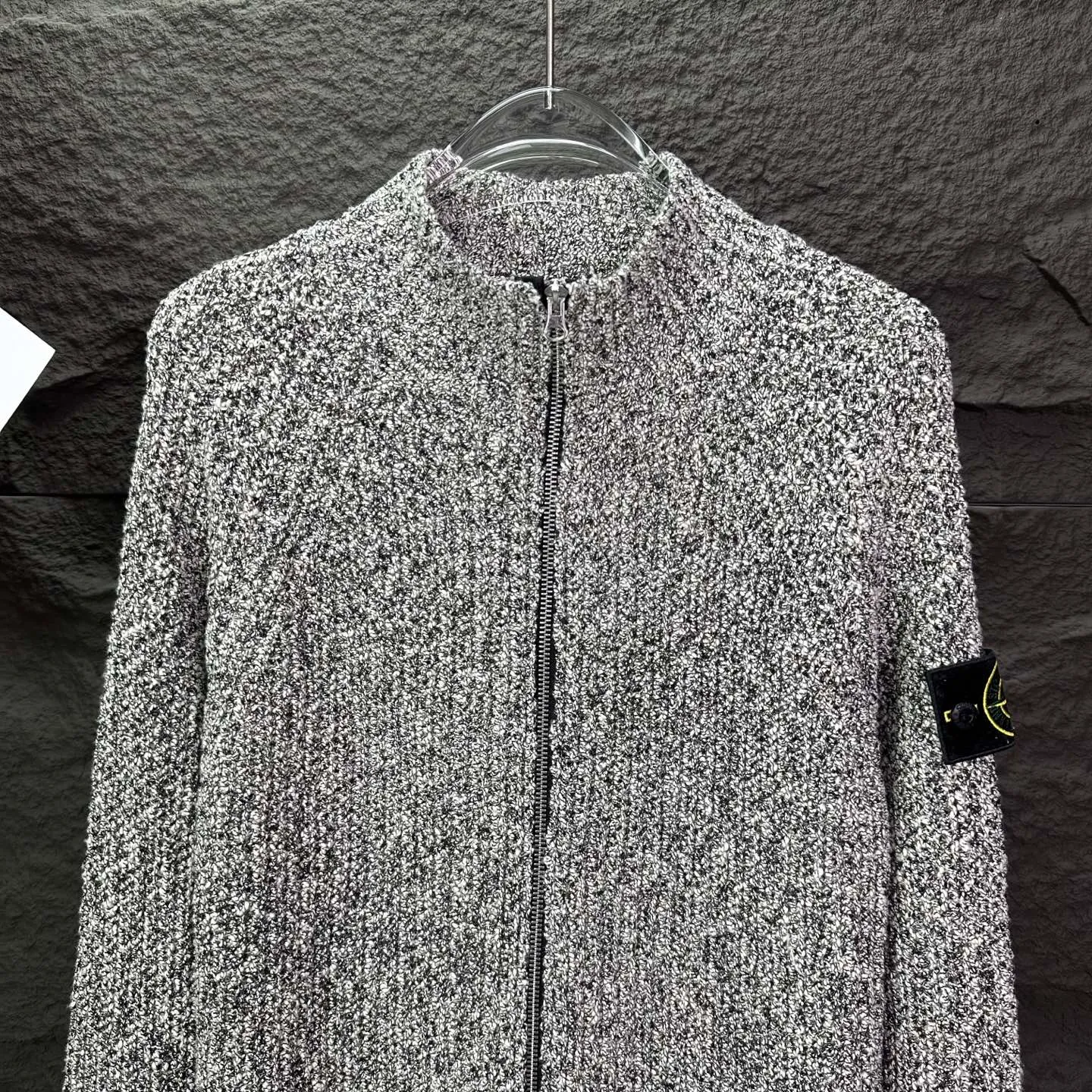 P350 Shitoujia 2025 new coral color classic sleeve logo stand-up collar cardigan couple style knitted long-sleeved sweater jacket 🔥high version🔥high version🔥 The fabric is made of 32-count cotton yarn blended material, which is skin-friendly, does not stick to the body, does not cause pilling, feels very soft, super comfortable, fashionable and personalized, super versatile and good-looking knitted cardigan, very suitable for both men and women, a must-have item for everyone. Packaging, tag, collar label, washed wheat Complete 👍 Color: Gray Size: S, M, L